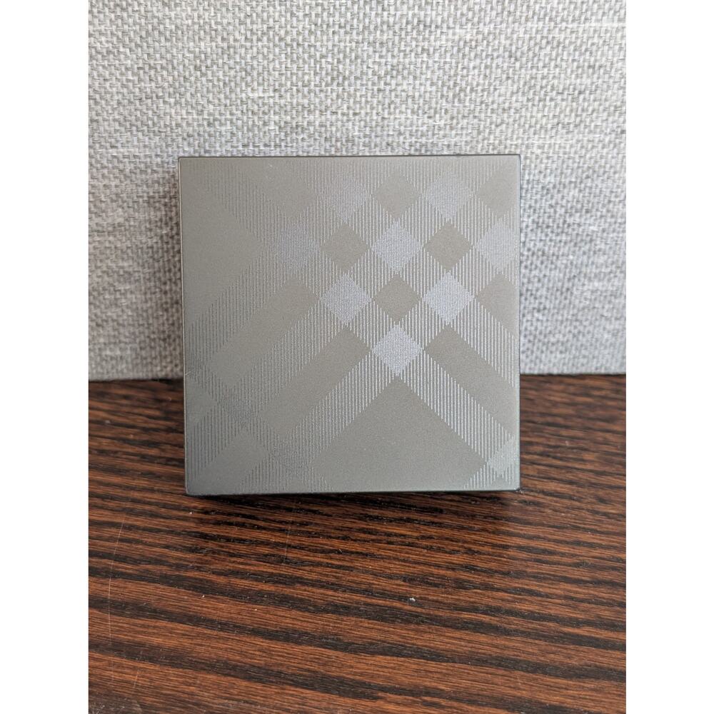 Burberry Light Neutral No.30 Compact - Picture 2 of 3